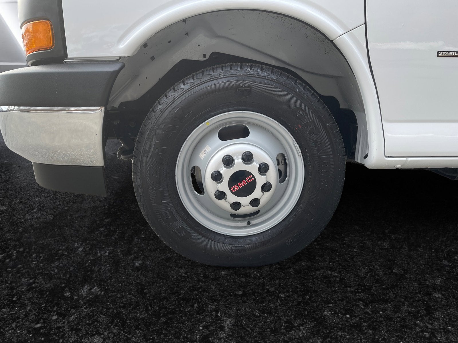 2026 GMC Savana Cutaway 3500 1WT Unicell 15 Ft Classic Cube