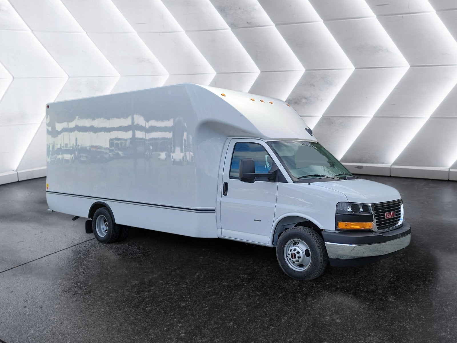 2025 GMC Savana Cutaway 3500 1WT