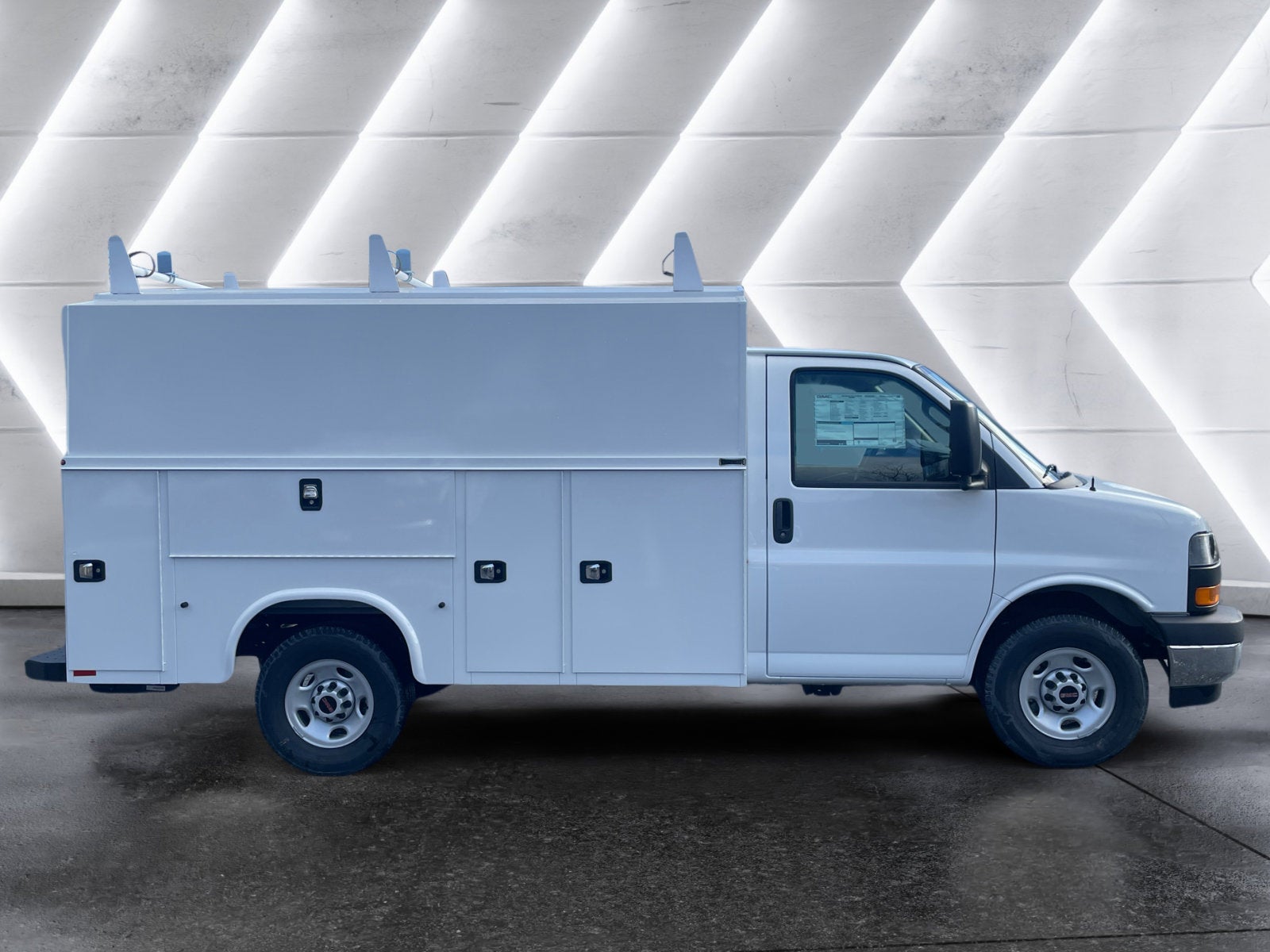 2025 GMC Savana Cutaway 3500 1WT