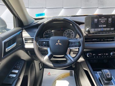 2023 Mitsubishi Outlander Base