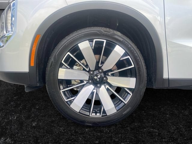 2025 Mitsubishi Outlander Base